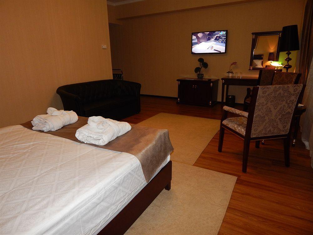 Reikartz Park Astana Ex-Royal Park Hotel & Spa Bagian luar foto