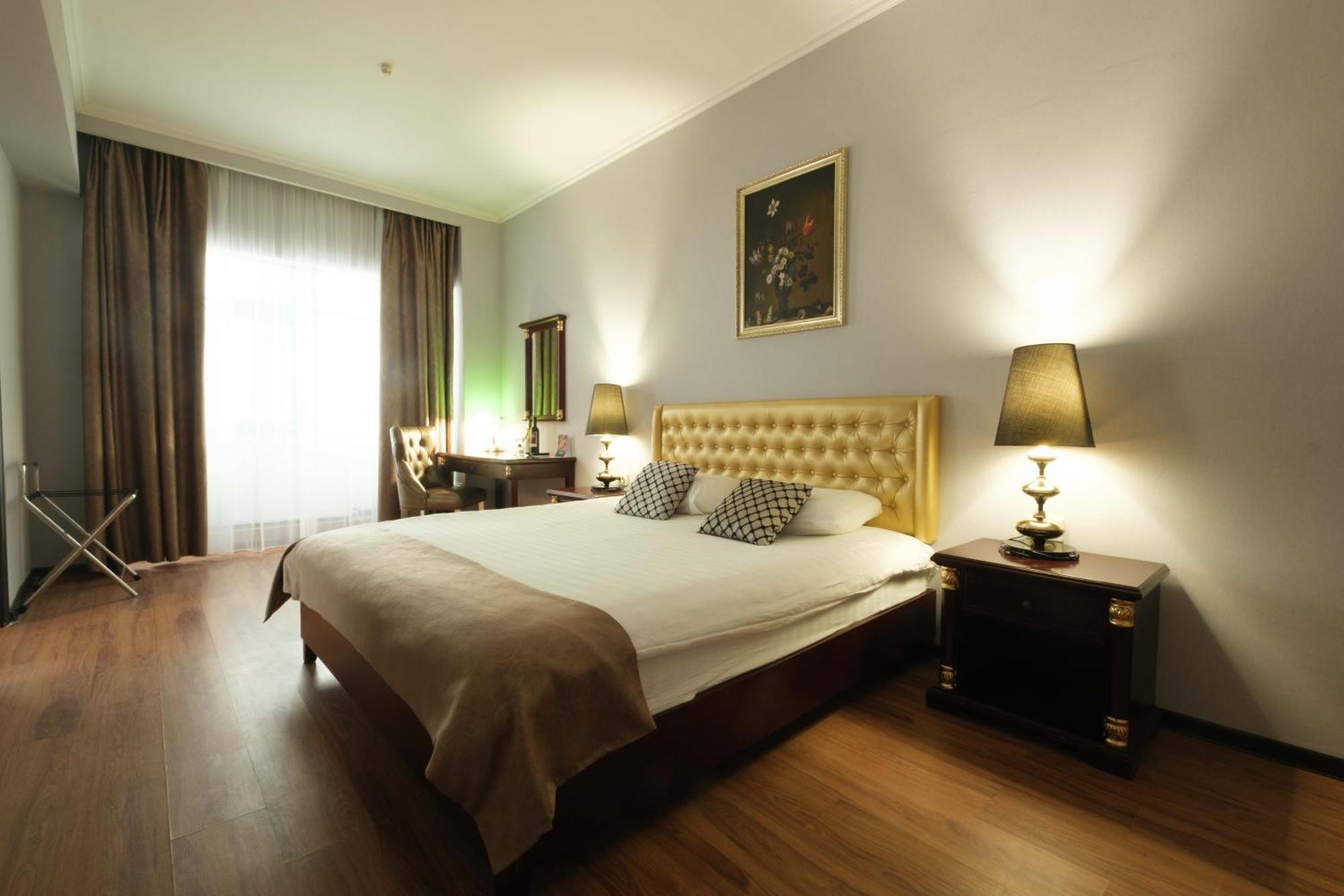 Reikartz Park Astana Ex-Royal Park Hotel & Spa Bagian luar foto