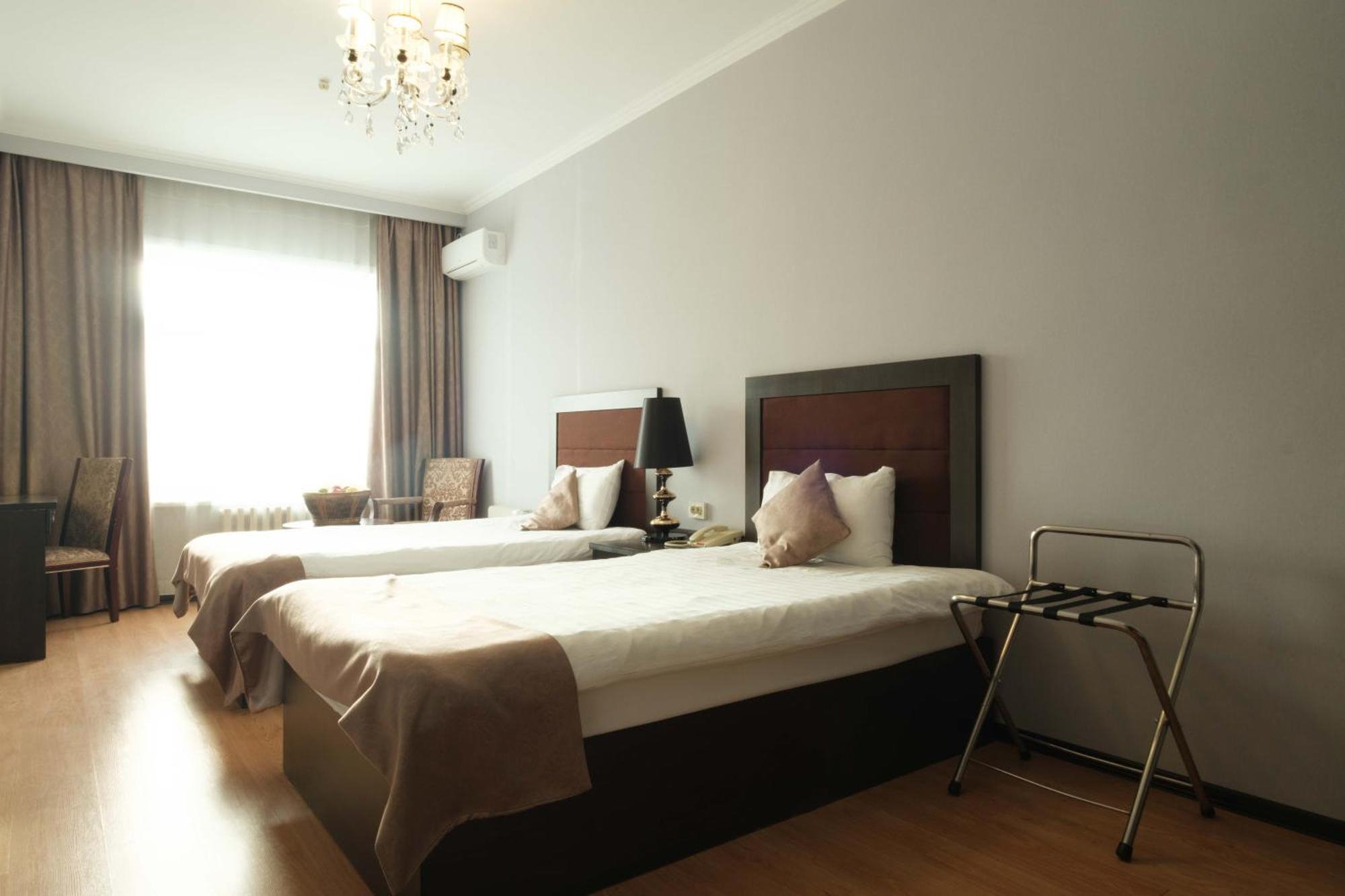 Reikartz Park Astana Ex-Royal Park Hotel & Spa Bagian luar foto