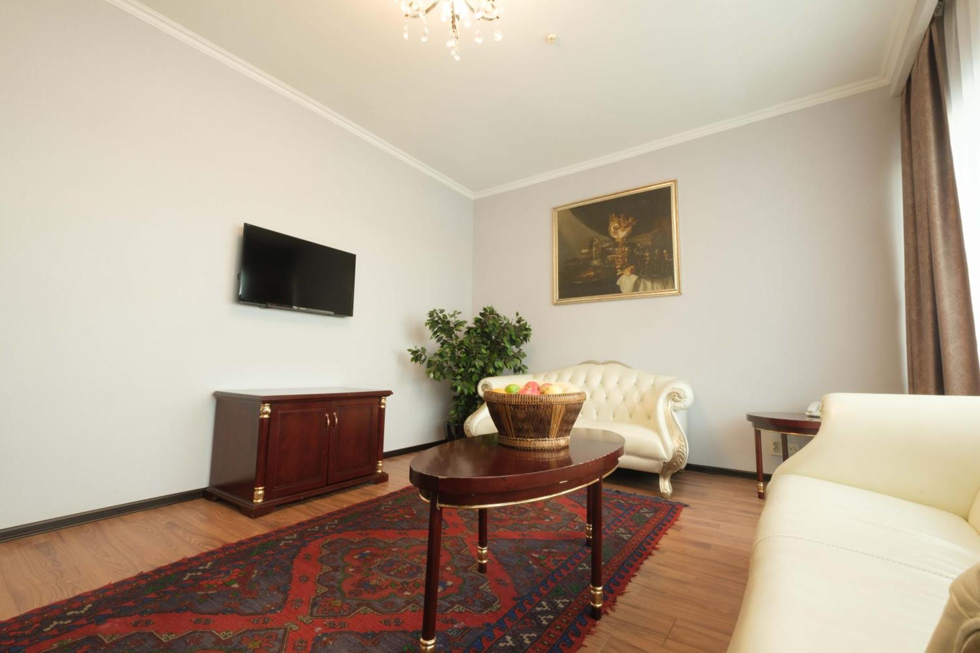 Reikartz Park Astana Ex-Royal Park Hotel & Spa Bagian luar foto