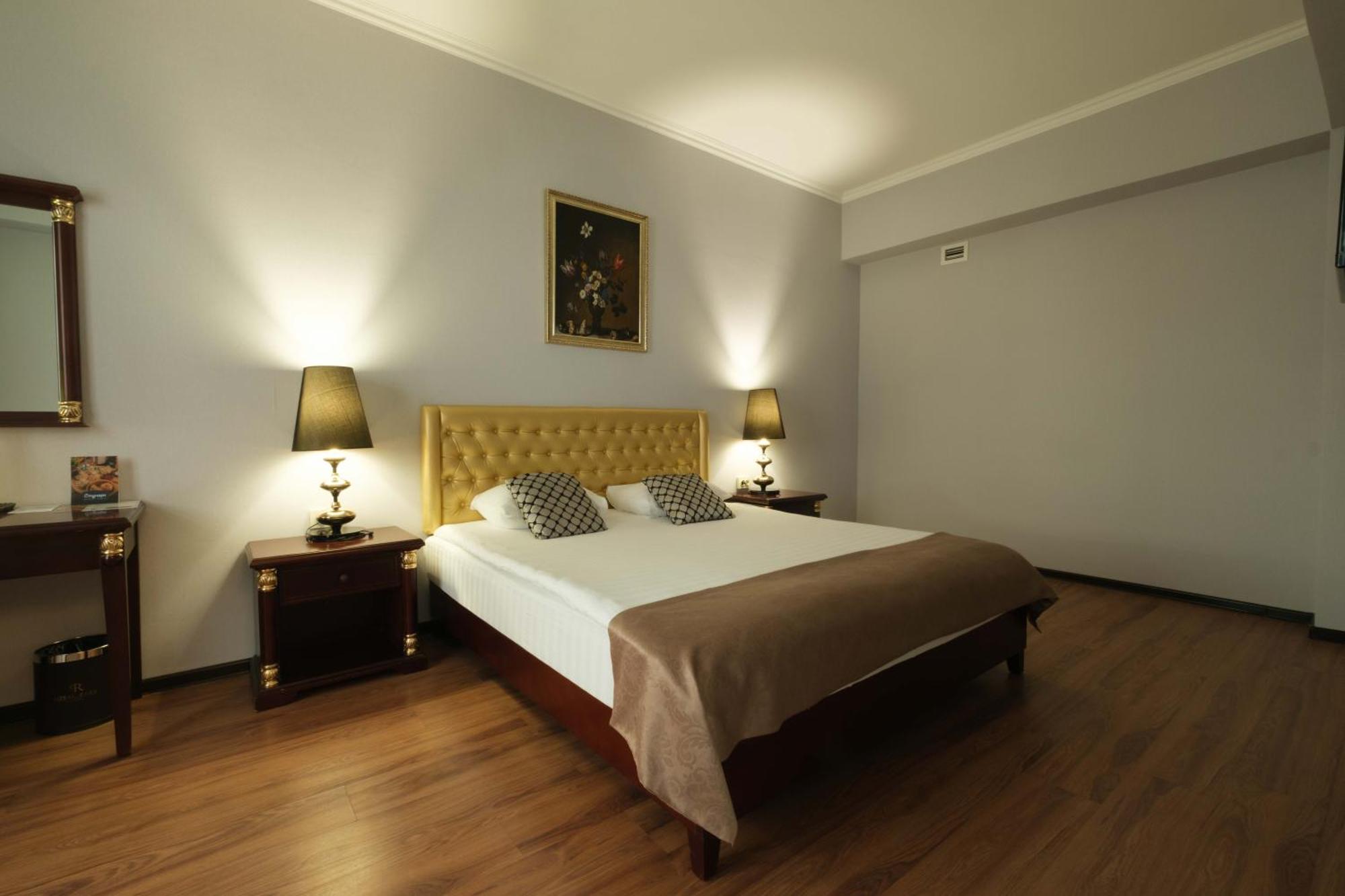 Reikartz Park Astana Ex-Royal Park Hotel & Spa Bagian luar foto