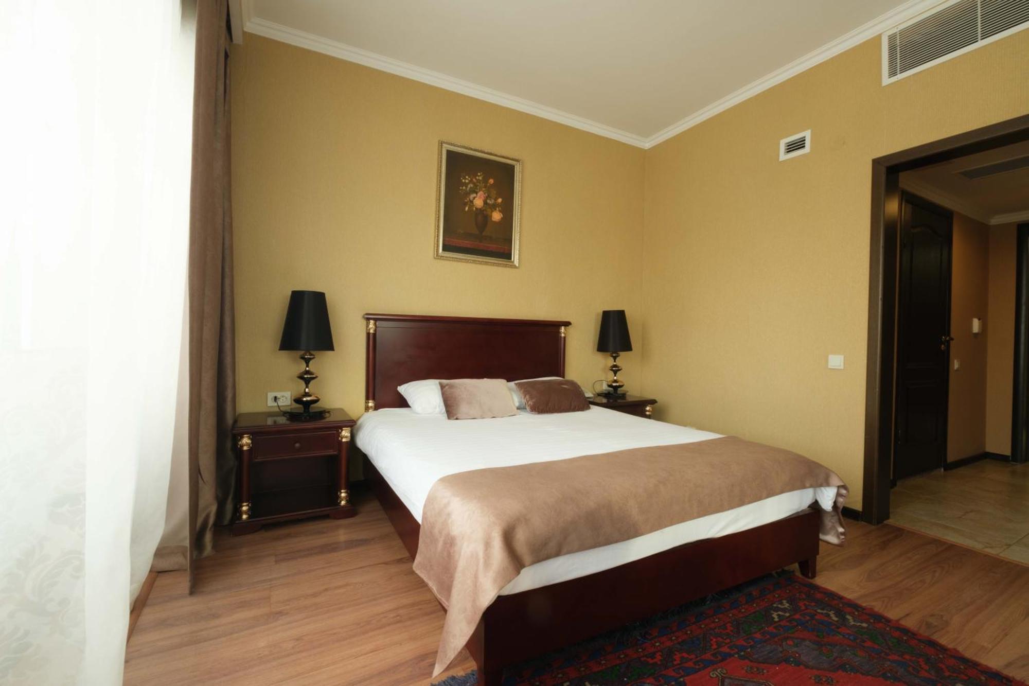 Reikartz Park Astana Ex-Royal Park Hotel & Spa Bagian luar foto