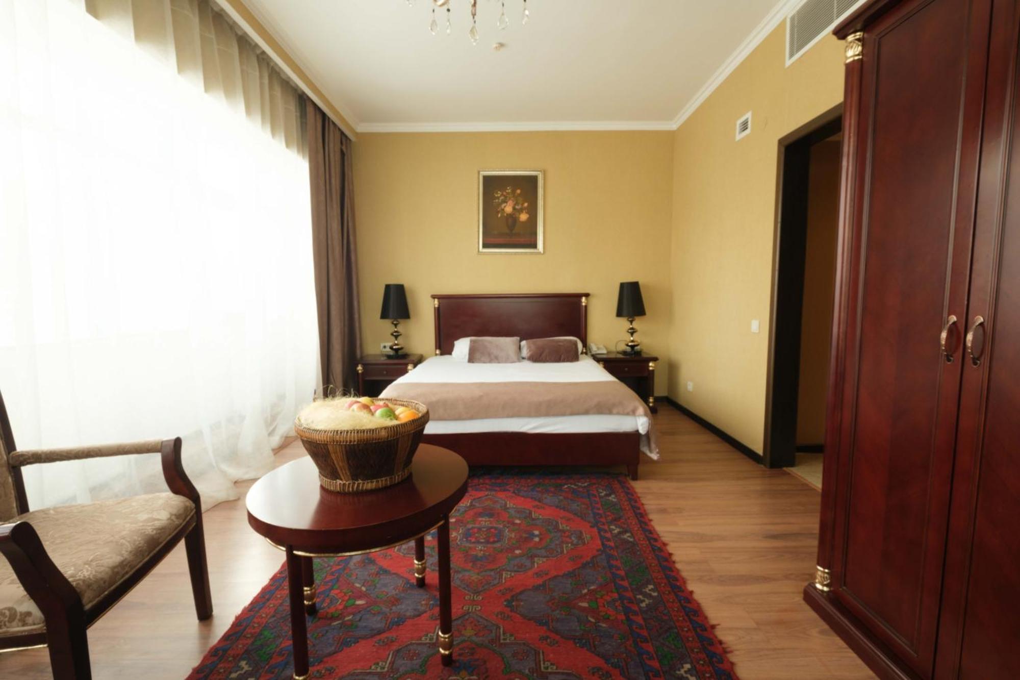 Reikartz Park Astana Ex-Royal Park Hotel & Spa Bagian luar foto