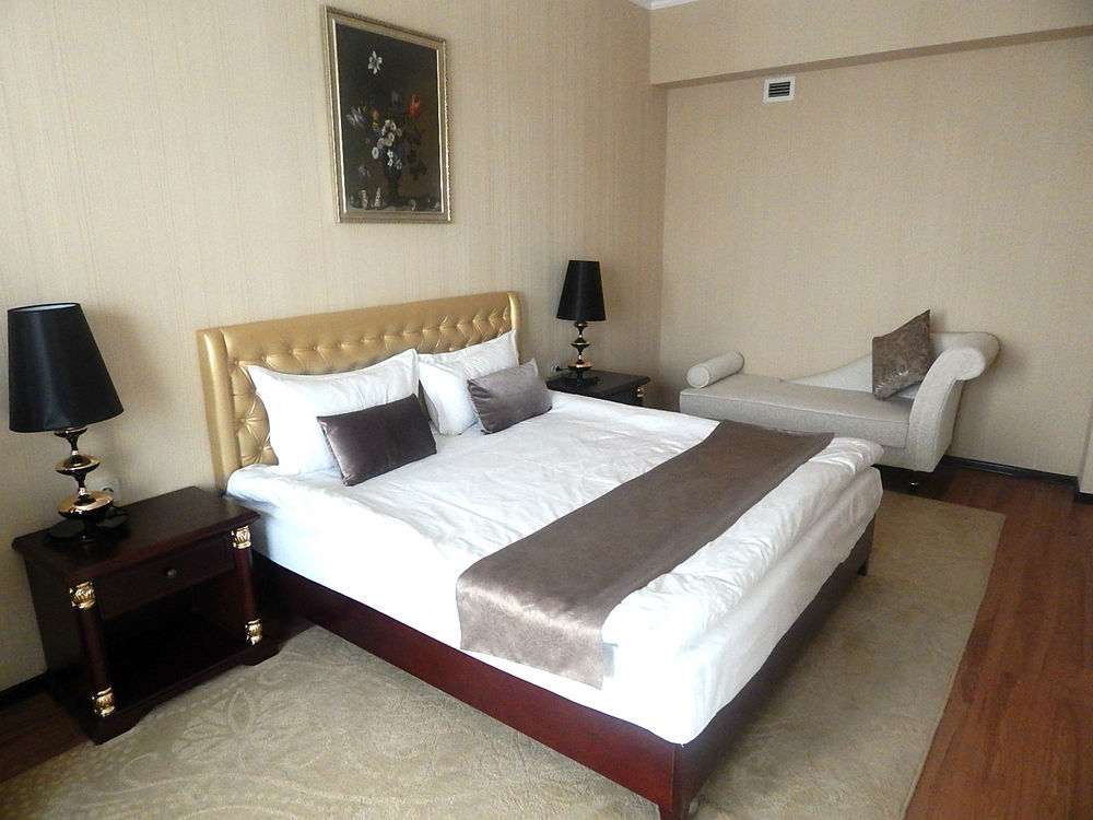 Reikartz Park Astana Ex-Royal Park Hotel & Spa Bagian luar foto