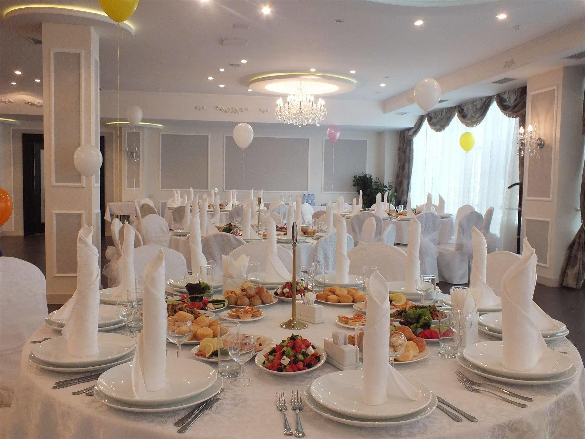 Reikartz Park Astana Ex-Royal Park Hotel & Spa Bagian luar foto