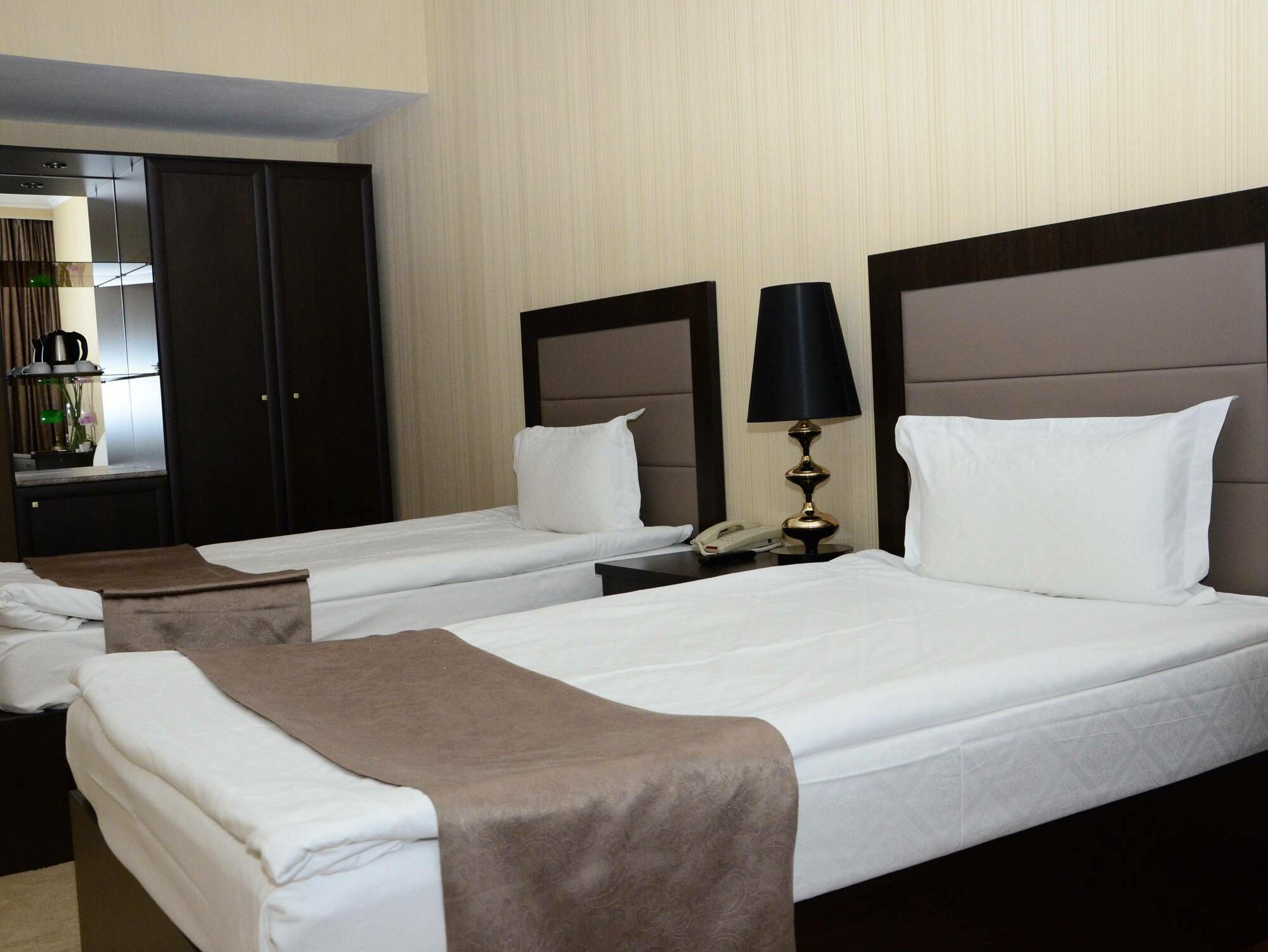 Reikartz Park Astana Ex-Royal Park Hotel & Spa Bagian luar foto