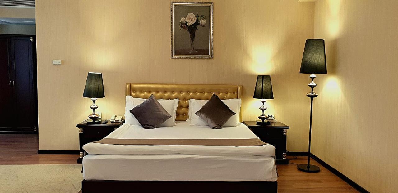 Reikartz Park Astana Ex-Royal Park Hotel & Spa Bagian luar foto