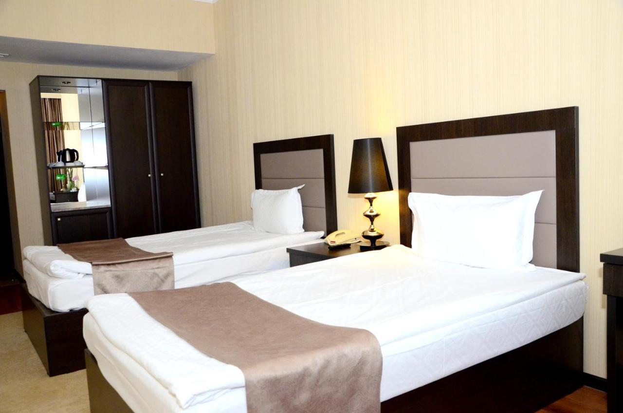 Reikartz Park Astana Ex-Royal Park Hotel & Spa Bagian luar foto
